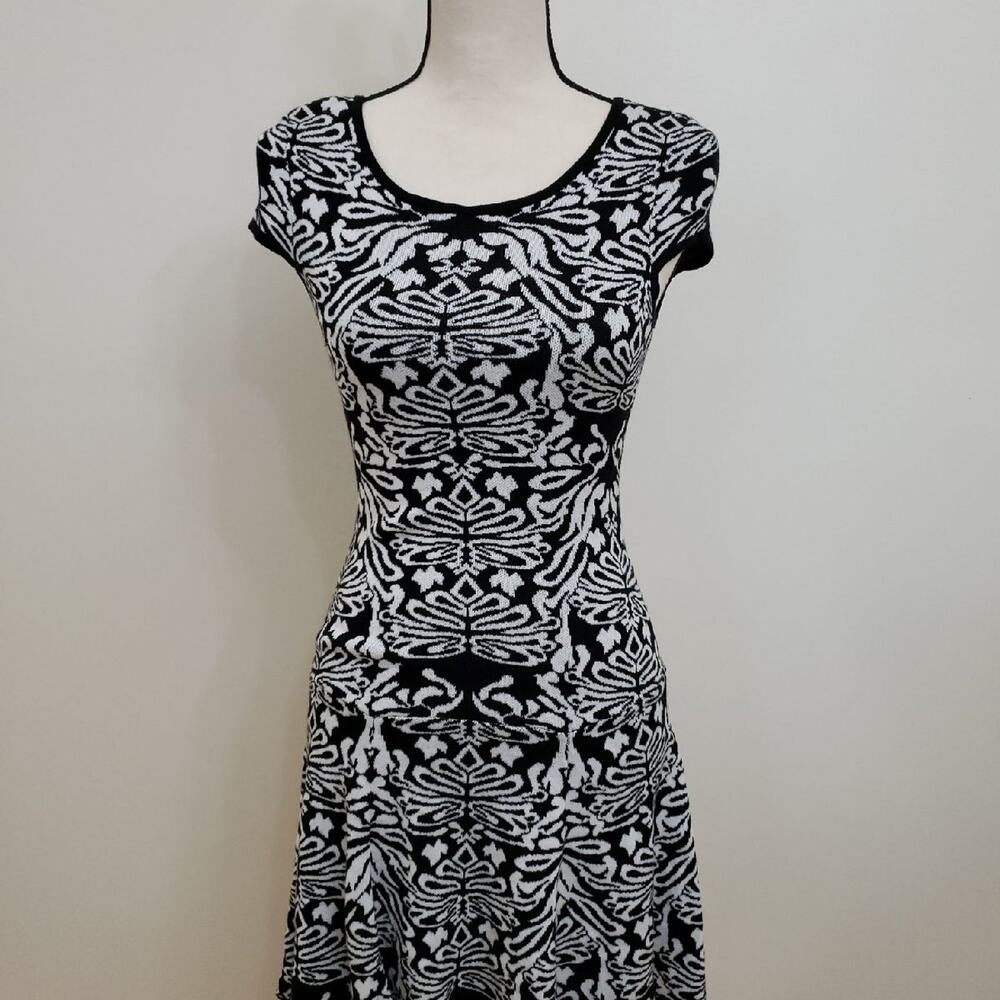 ELLE Black White Damask Knit Fit & Flare Dress Cap Sleeve Ruffle Bottom Sz XS